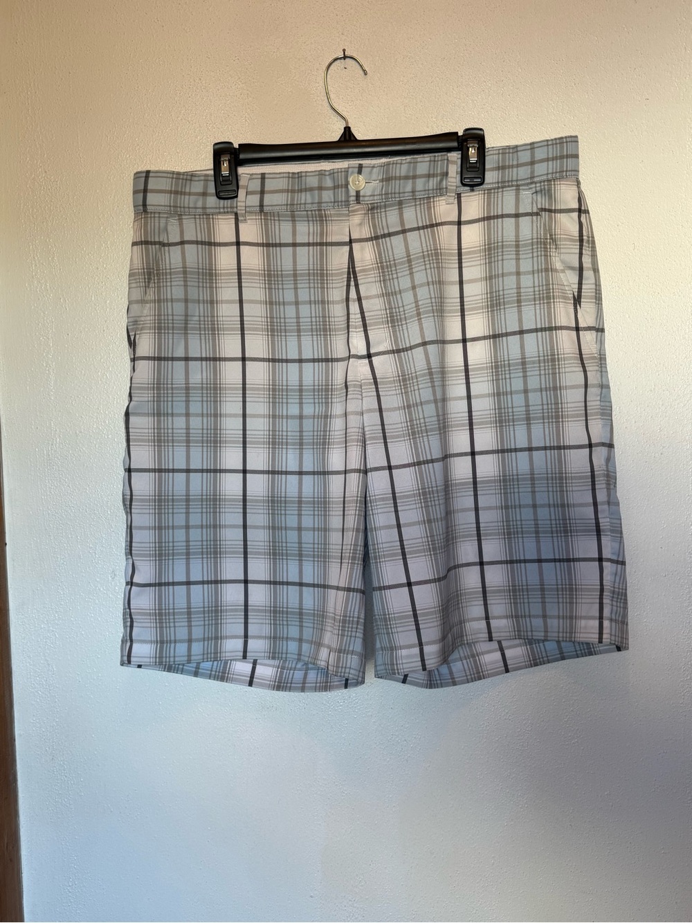 Greg Norman Collection Men's Light Gray and White Plaid Performance Golf Shorts